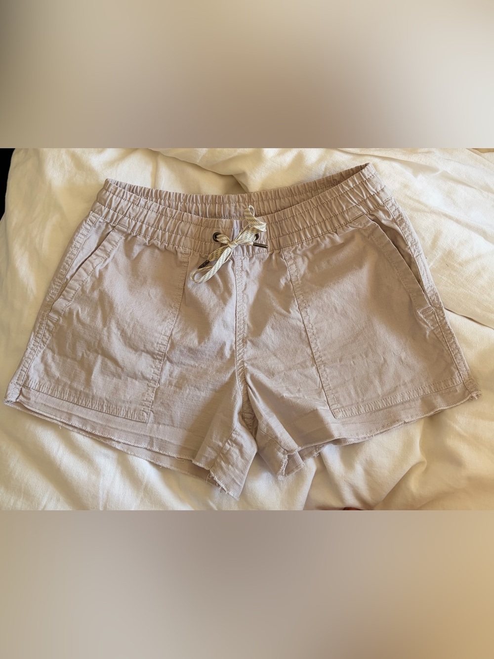 Vuori Women’s light beige Ripstop Shorts Size xs Raw hem